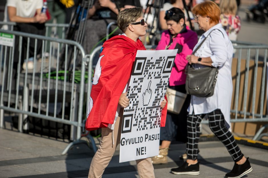 Vilniuje – tūkstantinis protestas: su plakatais „Ne gyvulių pasui“ ir „Dž. Sorošą lauk iš Lietuvos“