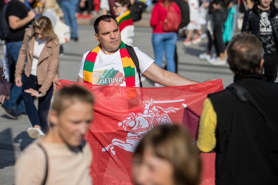 Vilniuje – tūkstantinis protestas: su plakatais „Ne gyvulių pasui“ ir „Dž. Sorošą lauk iš Lietuvos“