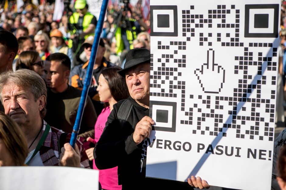 Vilniuje – tūkstantinis protestas: su plakatais „Ne gyvulių pasui“ ir „Dž. Sorošą lauk iš Lietuvos“