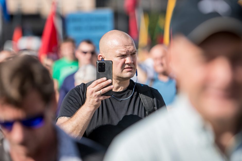 Vilniuje – tūkstantinis protestas: su plakatais „Ne gyvulių pasui“ ir „Dž. Sorošą lauk iš Lietuvos“