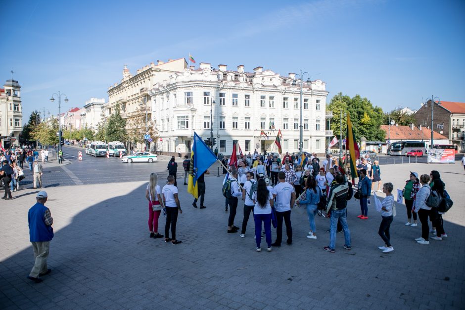 Vilniuje – tūkstantinis protestas: su plakatais „Ne gyvulių pasui“ ir „Dž. Sorošą lauk iš Lietuvos“