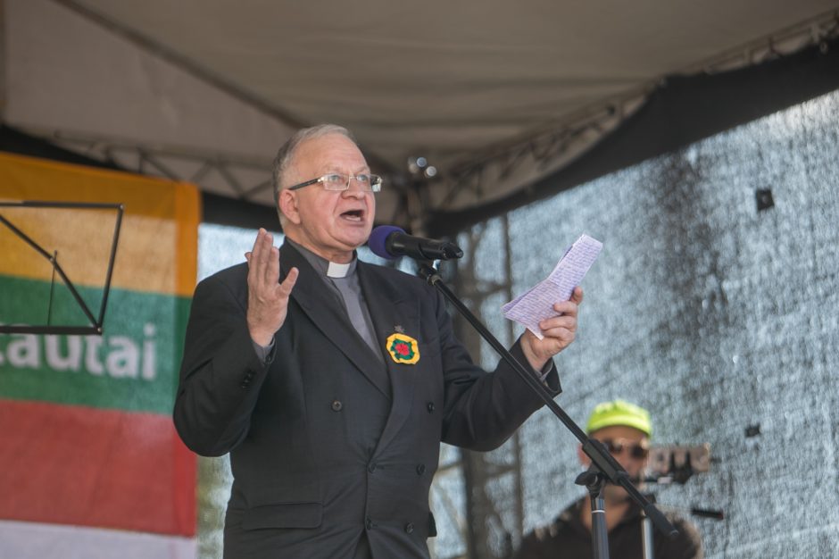 Vilniuje – tūkstantinis protestas: su plakatais „Ne gyvulių pasui“ ir „Dž. Sorošą lauk iš Lietuvos“