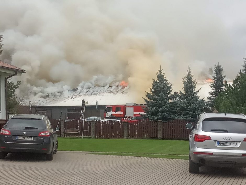 Utenoje – didelis gaisras: gyventojų prašoma likti namuose