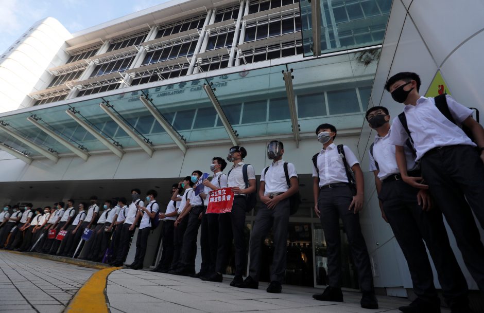 Honkonge moksleiviai formuoja gyvąsias grandines: valdžia ragina Vašingtoną nesikišti