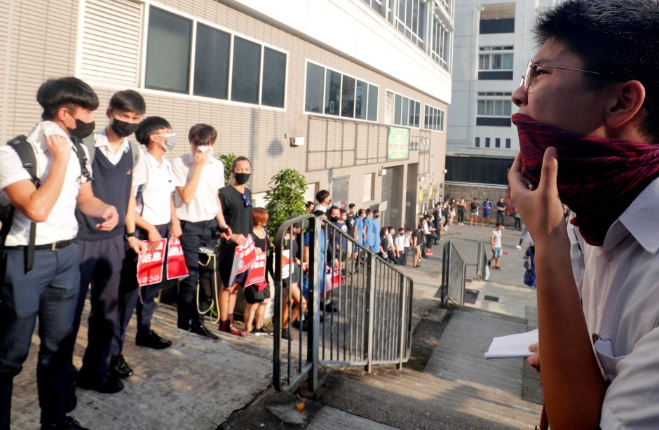 Honkonge moksleiviai formuoja gyvąsias grandines: valdžia ragina Vašingtoną nesikišti