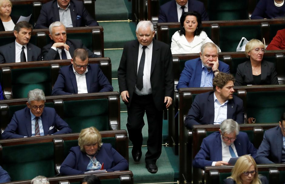 Lenkijos valdančioji partija po pralaimėjimo prašo perskaičiuoti rinkimų balsus