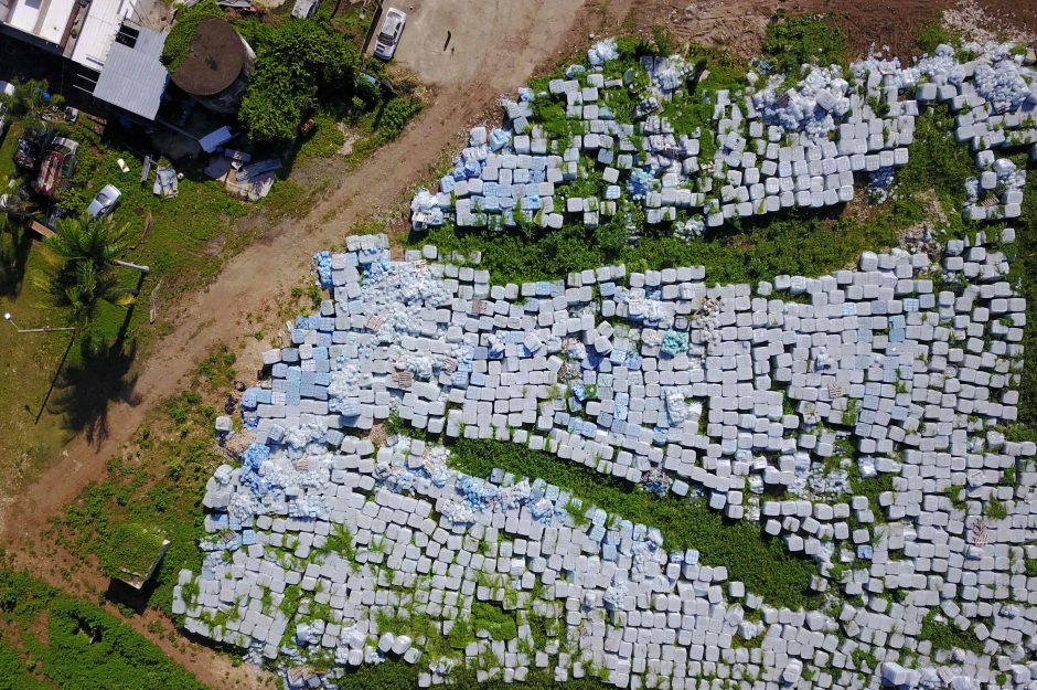 Puerto Riko uraganų aukoms skirto vandens buteliai pastebėti sukrauti laukuose