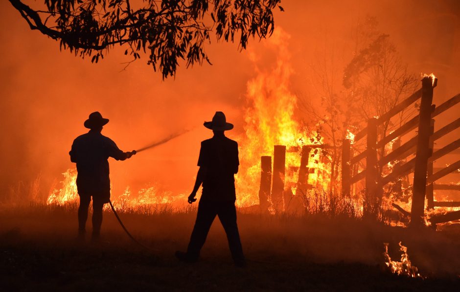 Australijoje gesinant gamtinį gaisrą sudužo sraigtasparnis, pilotas sužeistas