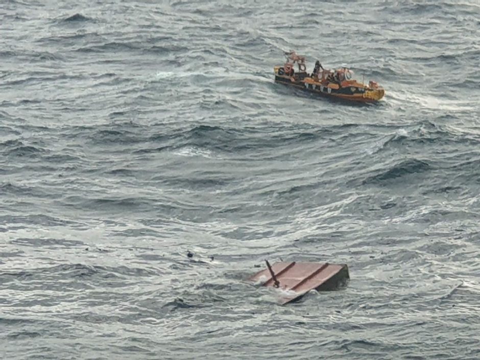 Prie Pietų Korėjos krantų užsiliepsnojo laivas – vienuolika žmonių laikomi dingusiais