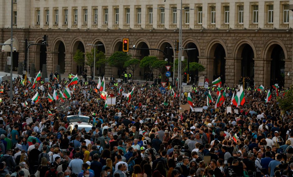 Bulgarijoje protestuotojai penktą dieną iš eilės reikalavo vyriausybės atsistatydinti