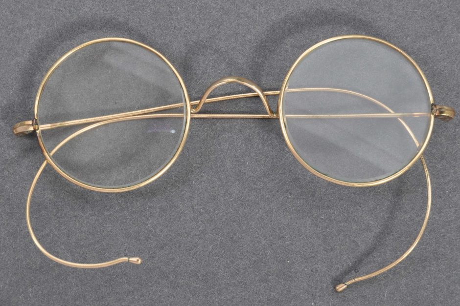 Legendiniai M. Gandhi akiniai parduoti už 288 tūkst. eurų 