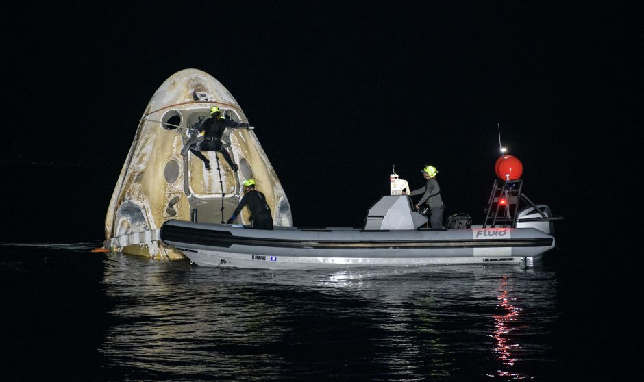 Tarptautinėje kosminėje stotyje dirbę 4 astronautai „SpaceX“ erdvėlaiviu grįžo į Žemę 