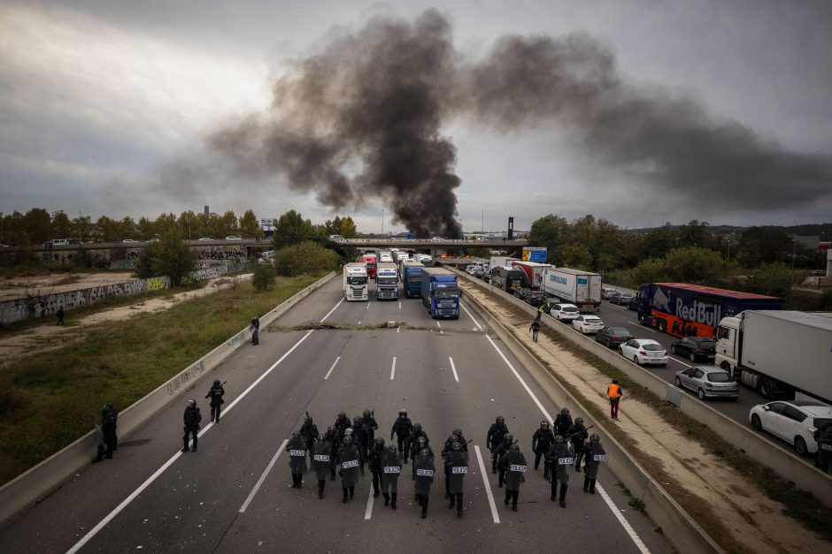 Ispanijoje šimtai vairuotojų įstrigo spūstyse: kelią blokavo katalonų separatistai