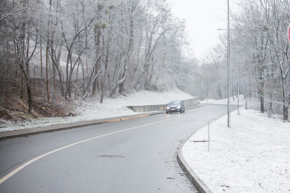 Keliuose yra slidžių ruožų, sudėtingiausios eismo sąlygos – Alytaus rajone