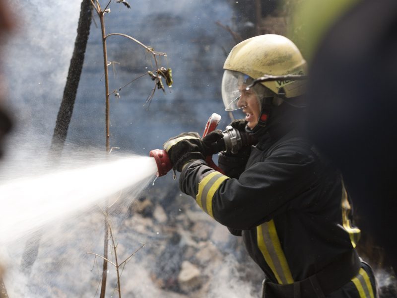 Ugniagesiai lėkė į Kretingos rajoną: per name kilusį gaisrą nukentėjo žmogus