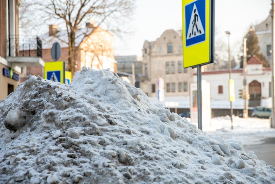 Vairuotojai įspėja neprarasti budrumo: Kauno gatvėse sniego kalnai užstoja pėsčiųjų perėjas