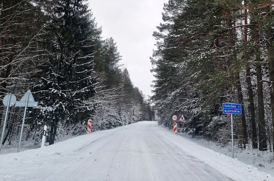 Dėl kelio – gyventojų klausimai: kodėl rangovai vežiojo žvyrą iš krūvos į krūvą?