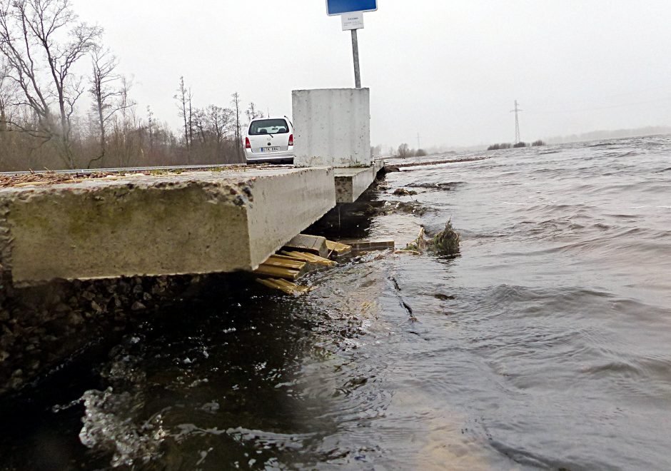 17 mln. eurų kainavusi Rusnės estakada byra