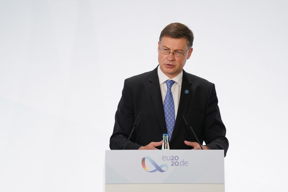 V. Dombrovskis: nebesudarinėsime itin nedidelio masto prekybos sandorių su JAV