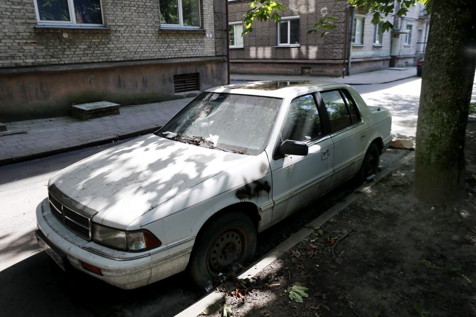 Nenaudojamus automobilius iš daugiabučių kiemų teks šalinti savininkams