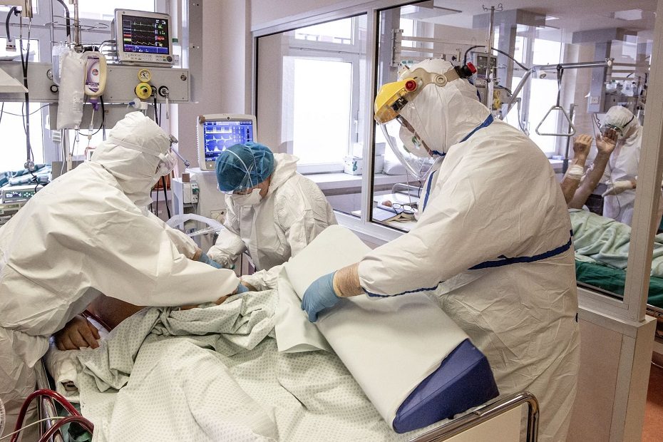 Situacija neramina: Santaros klinikose sparčiai pildosi COVID-19 pacientams skirtos lovos