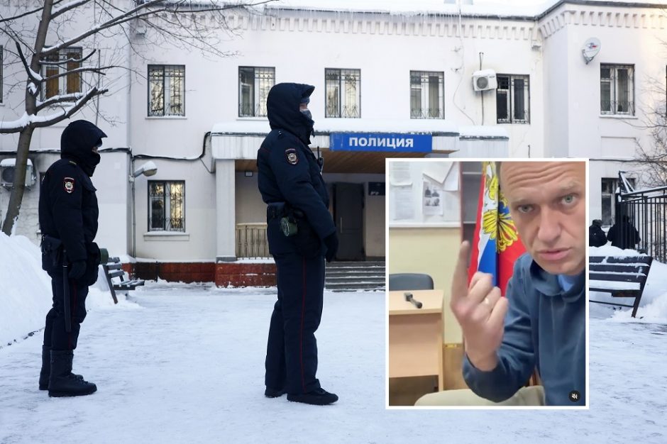 A. Navalnas per policijoje surengtą teismą pasmerkė „pasityčiojimą iš teisingumo“