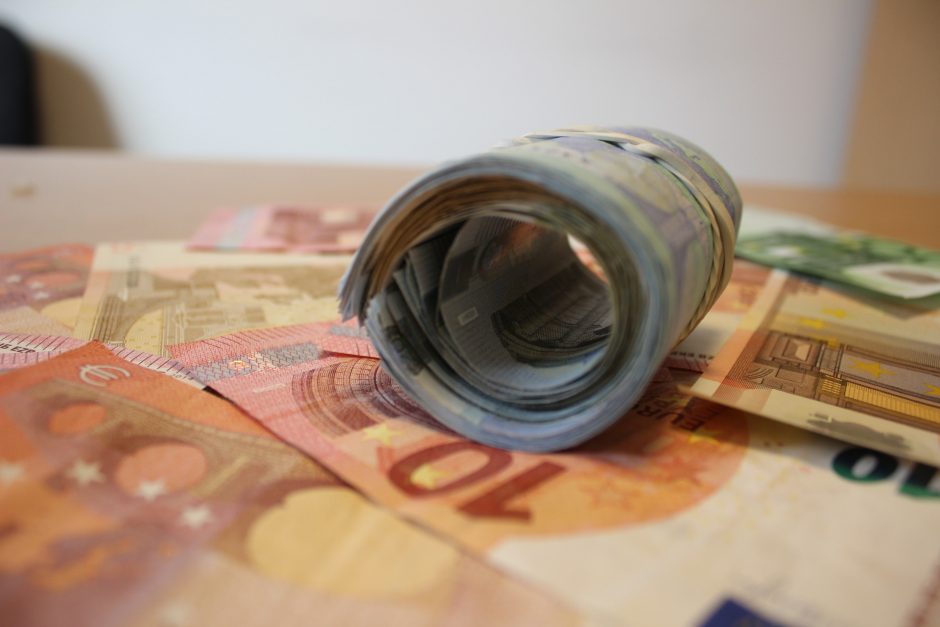 Įtariamųjų pinigus pasisavinusiai pareigūnei – daugiau nei 12 tūkst. eurų bauda