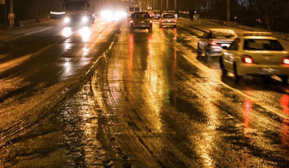 Kelininkai įspėja: naktį eismo sąlygas sunkins plikledis, kai kur tvyros rūkas