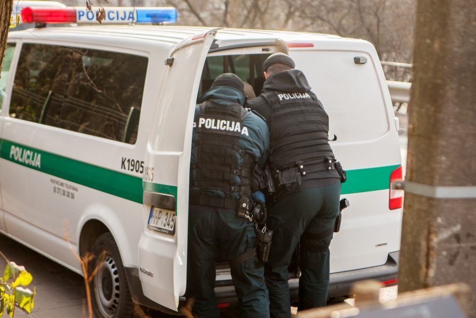 Vilniaus rajone trys girti vyrai smurtavo ir reikalavo pinigų iš trijų jaunuolių