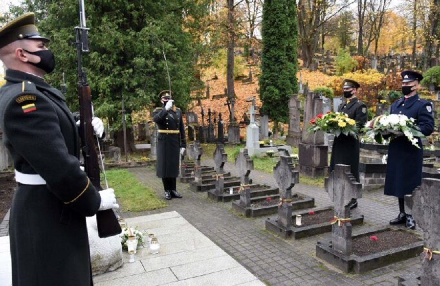 Prezidento vardu – gėlių vainikai ant laisvės kovotojų ir iškilių asmenybių kapų