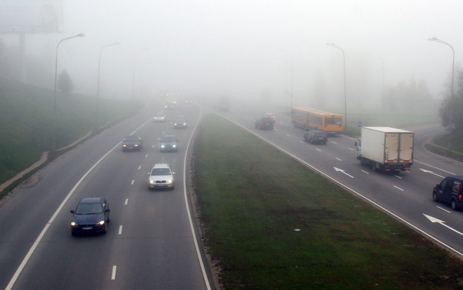 Būkite atsargūs: Pakruojo rajone eismo sąlygas sunkina rūkas