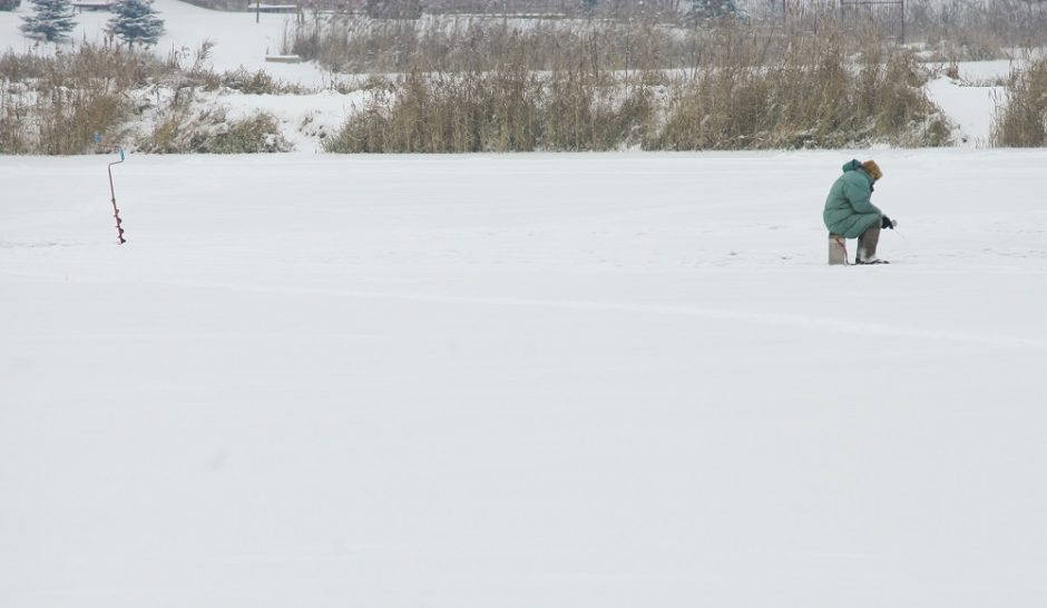 Snygis ant ledo lipančių žvejų neišgąsdino: specialistai įspėja apie tykančius pavojus