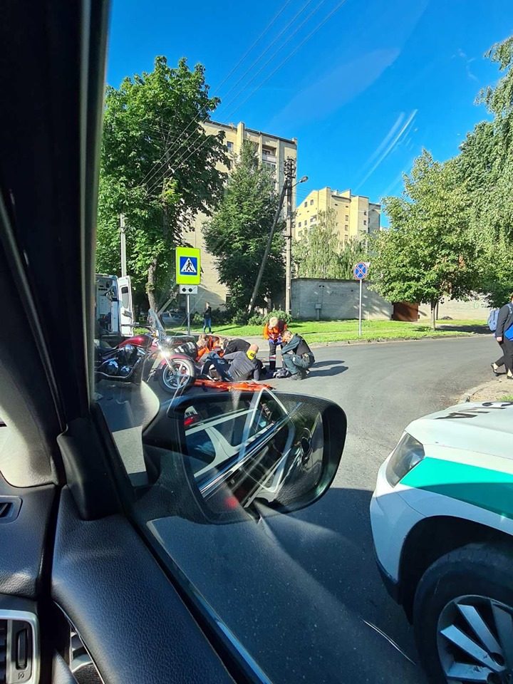 J. Žemgulio gatvėje partrenktam motociklininkui – atviras lūžis