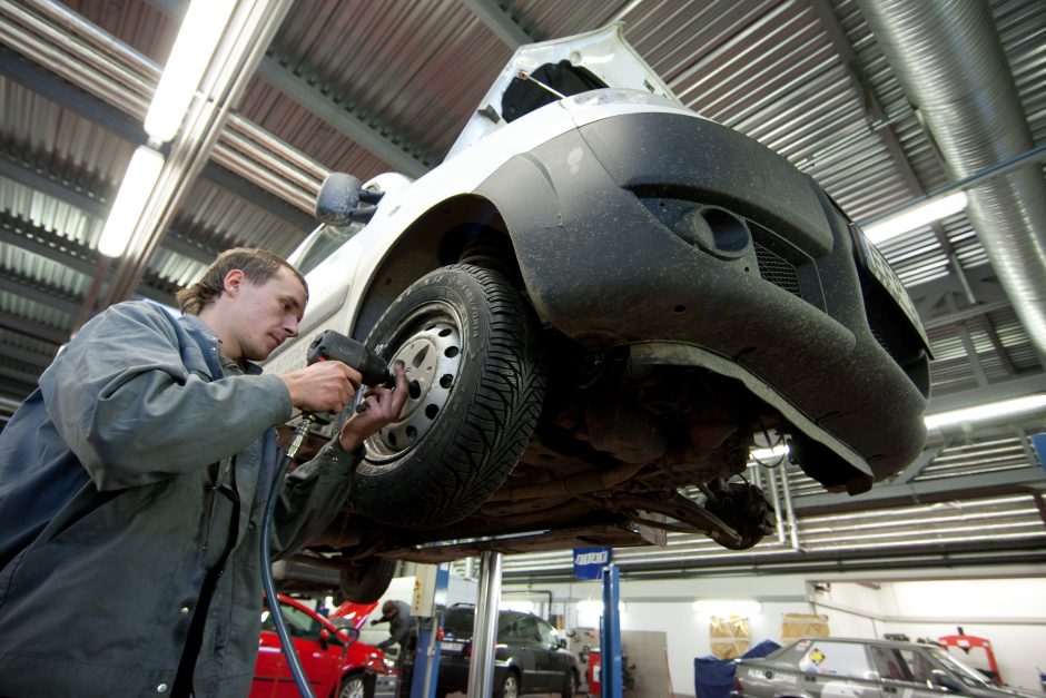 Vairuotojams – nepavydėtinas metas: už automobilio remontą teks pakloti ženkliai daugiau