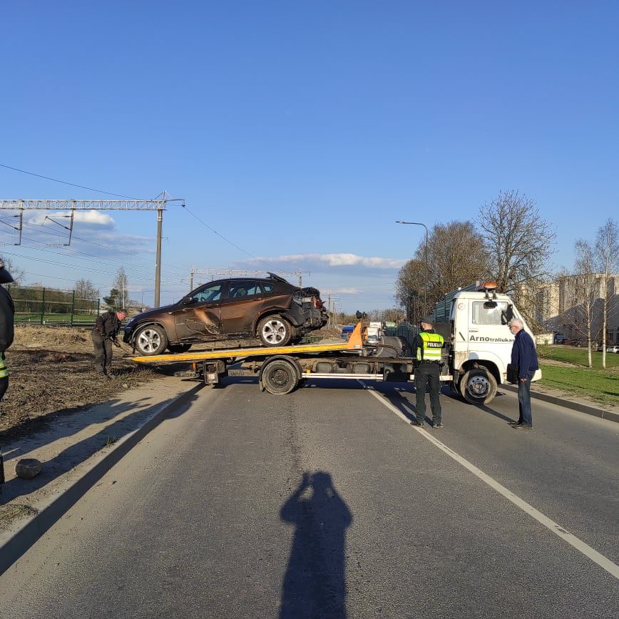 Kaune vilkikas nulėkė nuo skardžio: vairuotojas mirė, sumaitotas ir kliudytas BMW 