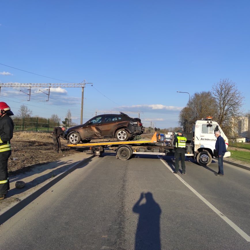 Kaune vilkikas nulėkė nuo skardžio: vairuotojas mirė, sumaitotas ir kliudytas BMW 