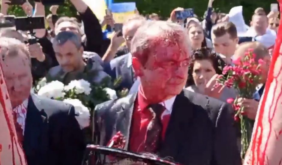 Rusijos ambasadorius Lenkijoje apipiltas raudonais dažais (vaizdo įrašas)