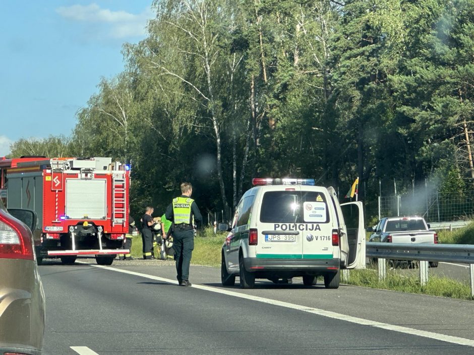 Avarija prie Vievio: griovyje – du suknežinti automobiliai, tarp nukentėjusiųjų – ir vaikas