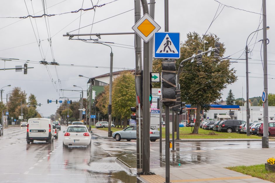 Šviesoforai Kauno gatvėse kelia sumaištį – čia užprogramuotos avarijos