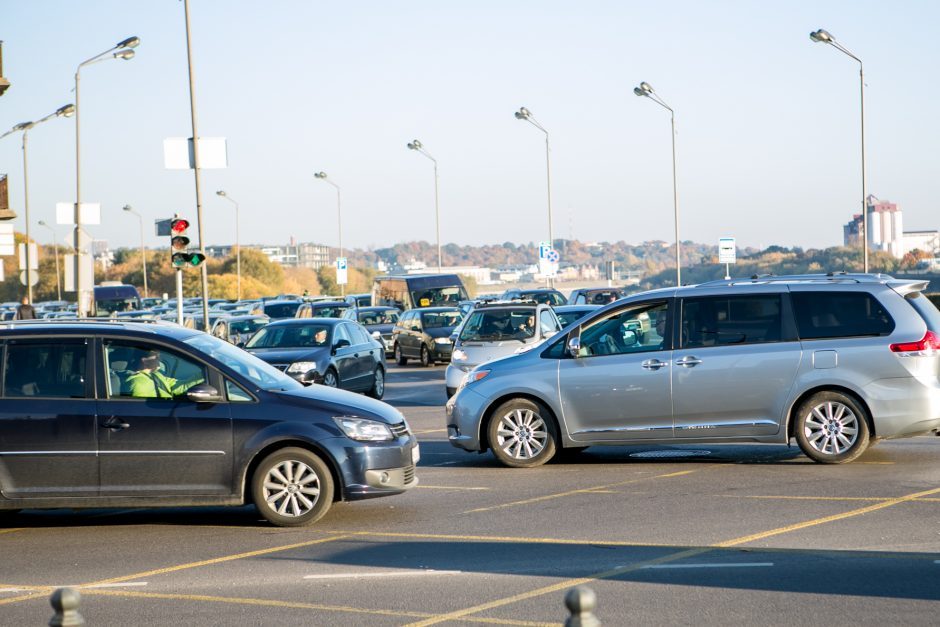 Sarkazmas keliuose: kiek reikia skubančių vairuotojų sankryžai užblokuoti?