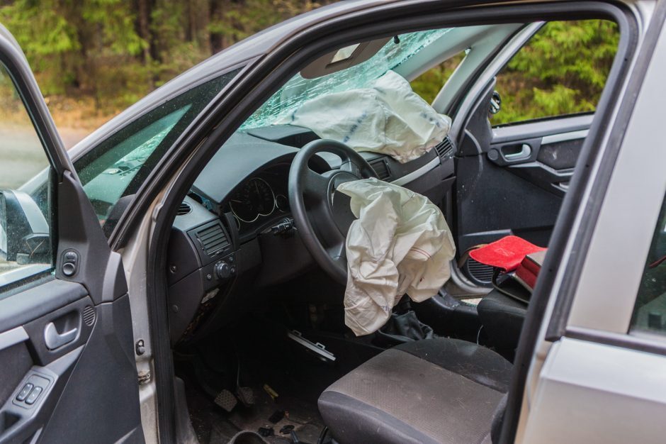 „Audi“ nesuvaldęs vairuotojas nulėkė nuo kelio, sužaloti du žmonės