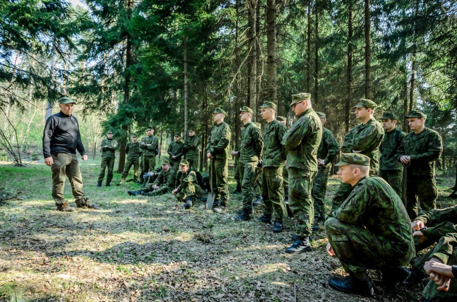 Tvarkė Narėpų gynybinius apkasus ir įtvirtinimus