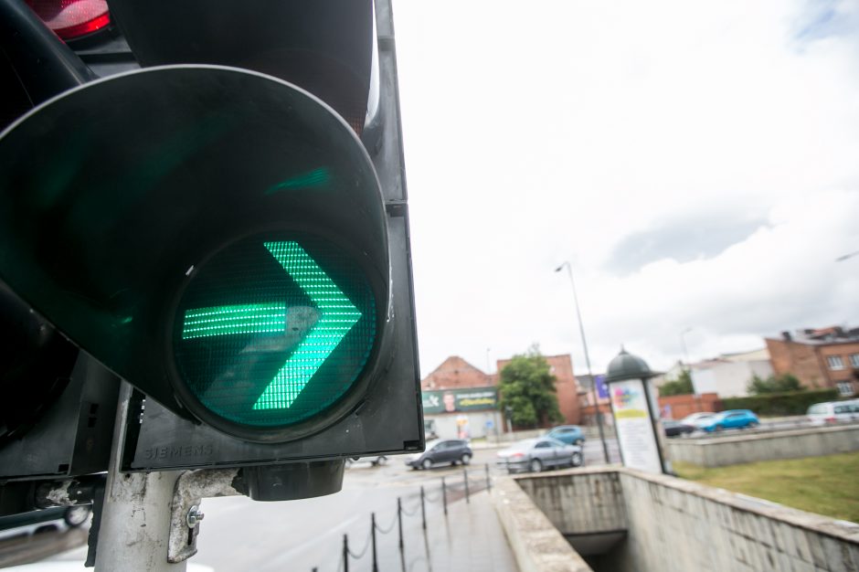 Perspėja vairuotojus: judrioje Kauno sankryžoje neliko žalių rodyklių