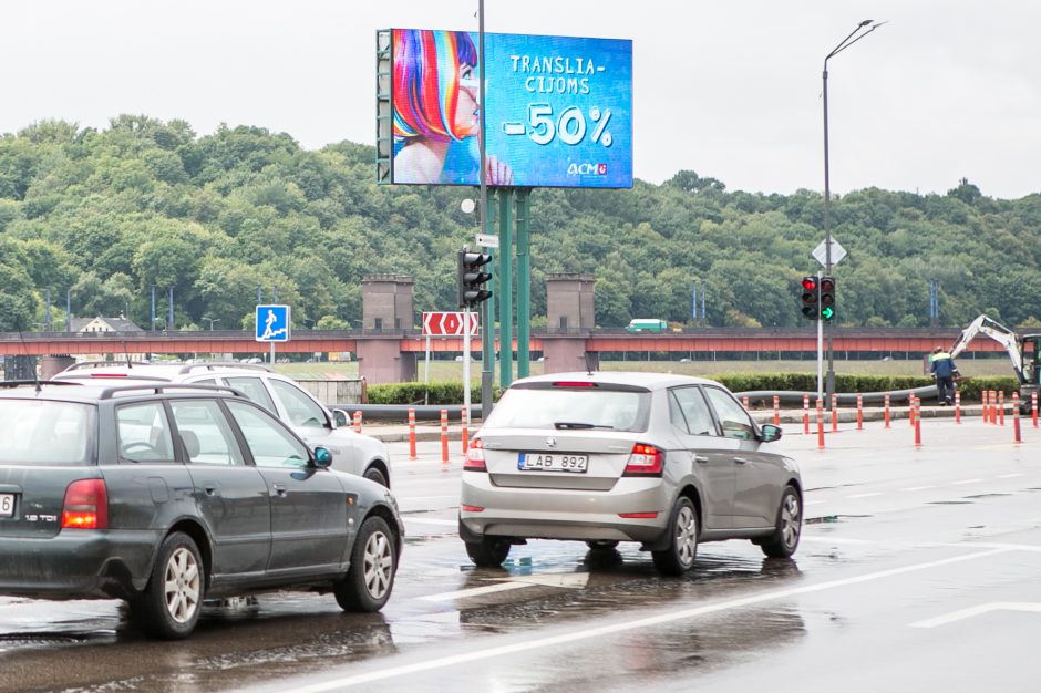 Perspėja vairuotojus: judrioje Kauno sankryžoje neliko žalių rodyklių