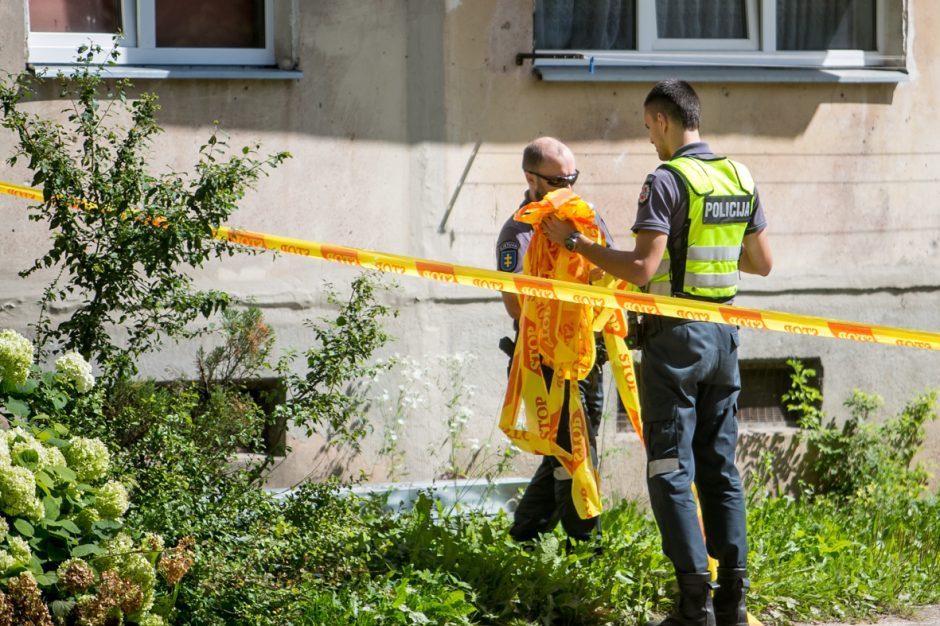 Vilniuje rastas negyvas policininkas: įtariama, kad iškrito pro balkoną