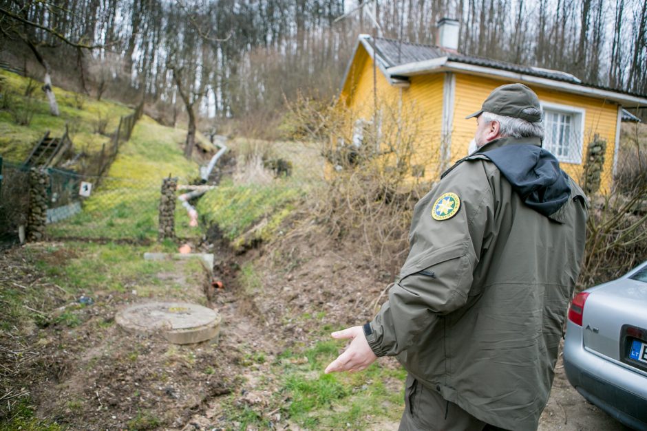 Kauno rajono gyventoją šokiravo vamzdžiai šlaituose