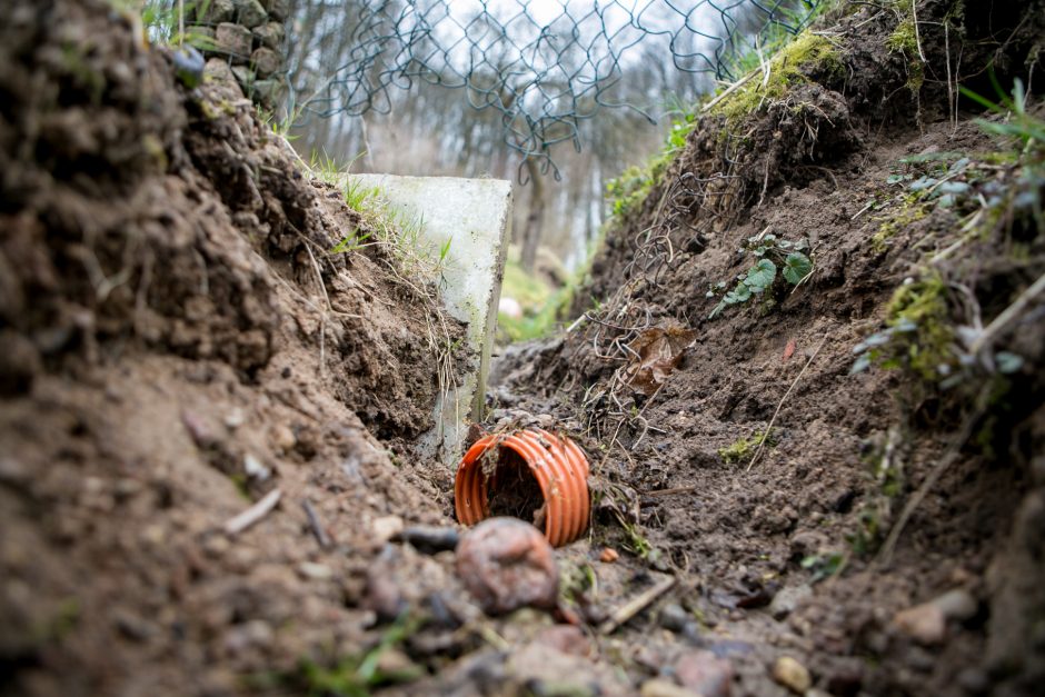 Kauno rajono gyventoją šokiravo vamzdžiai šlaituose