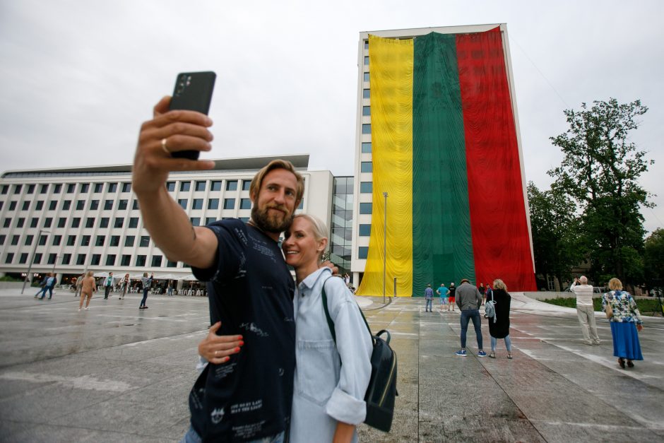 Valstybės dienos proga Kaune išskleista rekordinio dydžio trispalvė