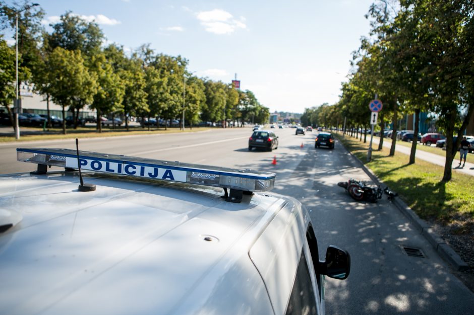 Per avariją Jonavos gatvėje nukentėjo motociklininkas