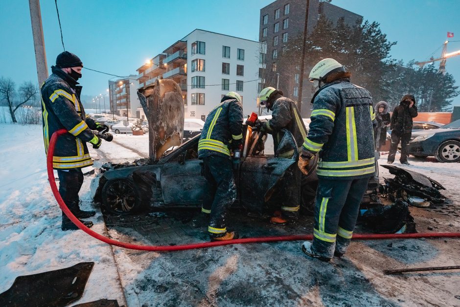 Miesto centre liepsnose akimirksniu paskendo neseniai įsigytas „Mercedes-Benz“